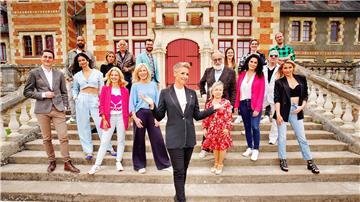 „Schlossherrin“ Sonja Zietlow (vorne) begrüßt die Spieler von „Die Verräter - Vertraue Niemandem!“ vor dem Schloss.