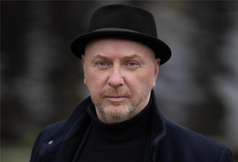 Seeräuber-Spektakel zum Hamburger Hafengeburtstag: Klaus Störtebeker kehrt zurück Das Foto zeigt einen ernst schauenden Mann, der schwarz gekleidet ist und einen schwarzen Hut trägt. Schlüpft in die Rolle des Seeräubers Klaus Störtebeker: der Hamburg-Lotse A. Vincent Schmidt.