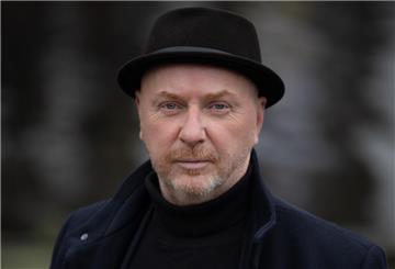 Das Foto zeigt einen ernst schauenden Mann, der schwarz gekleidet ist und einen schwarzen Hut trägt. Schlüpft in die Rolle des Seeräubers Klaus Störtebeker: der Hamburg-Lotse A. Vincent Schmidt.