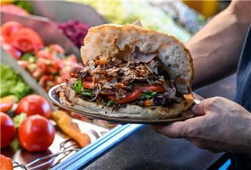  Ein Döner vom Restaurant Elbis-Döner in der Berliner Straße 2 in Wilmersdorf. 