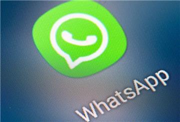 Auf dem Bildschirm eines Smartphones sieht man das Icon der App Whatsapp.