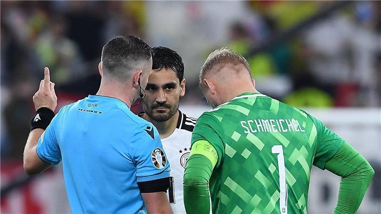 Neue Fußball-Regel - und sie gilt ab sofort: DFB führt Mecker-Regel ein Schluss mit Rudelbildung: Die Kapitänsregelung kommt nach Deutschland.
