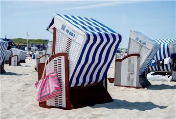  Eine Strandtasche hängt bei sonnigem Wetter an einem Strandkorb am Nordstrand der Insel. 