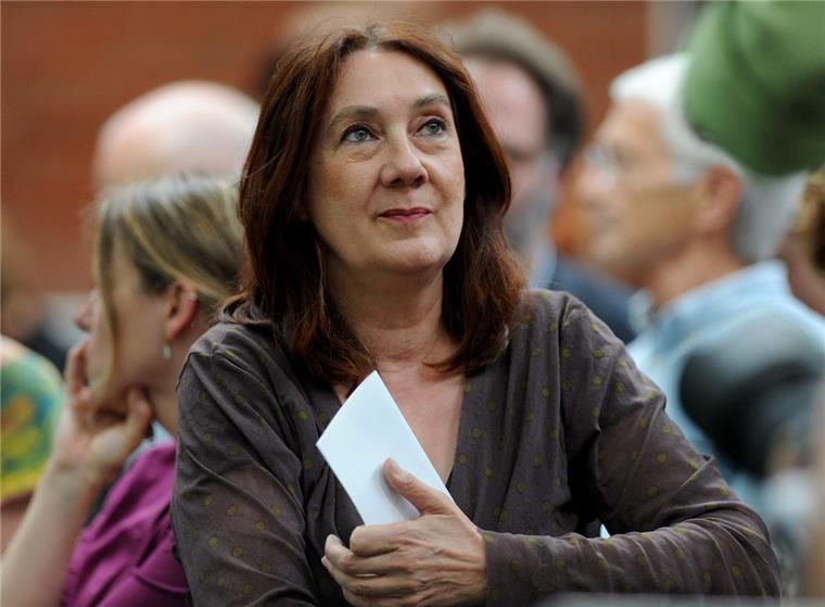 Bremer Grüne stürzen Karoline Linnert als Spitzenkandidatin Chaos bei den Grünen: Schmeißt Finanzsenatorin Karoline Linnert die Brocken hin? Bei der Urwahl zur Spitzenkandidatin der Grünen musste sie jetzt eine bittere Niederlage hinnehmen. Die Basis lehnte sie ab.