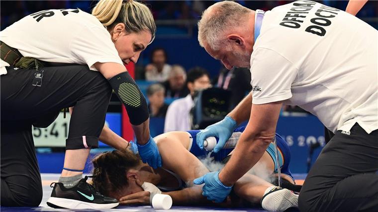 Drama im Bronze-Kampf: Keine Medaille für Ringerin Wendle Schmerzhafte Niederlage: Annika Wendle verliert den Kampf um Bronze.