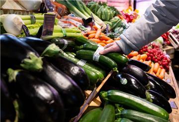 Ein Mann steht in einem Supermarkt an einer Auslage in der Obst und Gemüseabteilung. Unter dem Eindruck der hohen Inflation rechnen die Verbraucherverbände mit weiter steigenden Lebensmittelpreisen. +++ dpa-Bildfunk +++