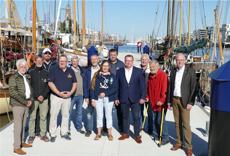 Schnacken mit Bundestagsabgeordnetem Uwe Schmidt über die Idee einer gemeinsamen Stiftung: Vertreter der Traditionsschiffe aus Bremerhaven und umzu.