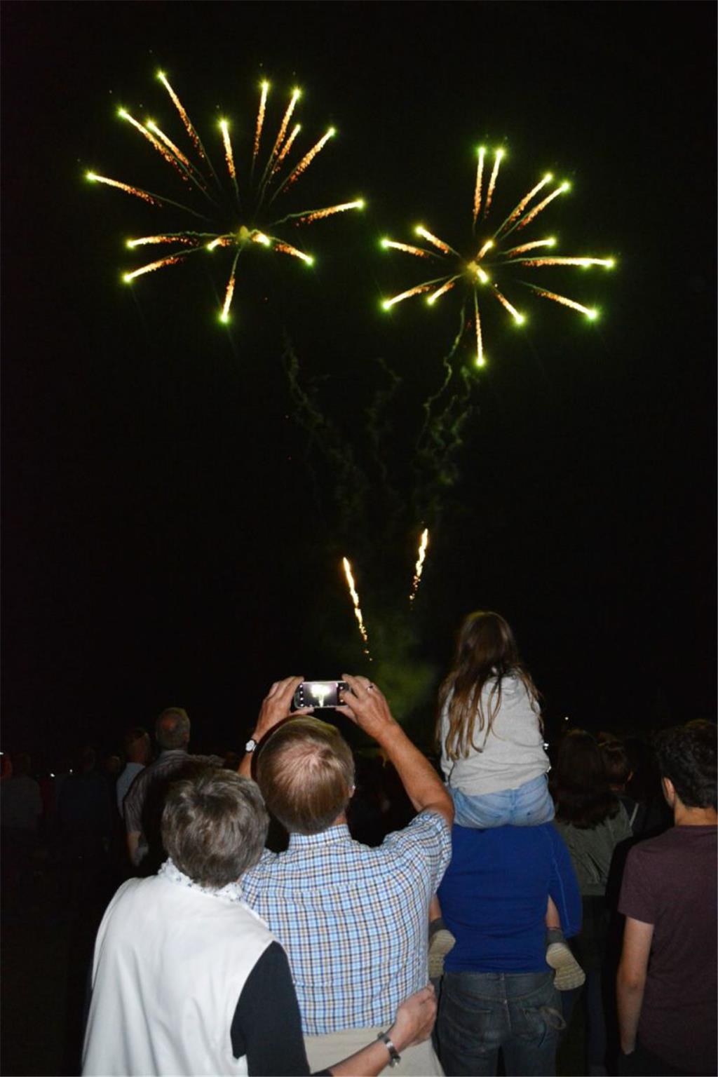 Schnappschuss beim Höhenfeuerwerk. Die Besucher hielten die Momente im Bild fest...