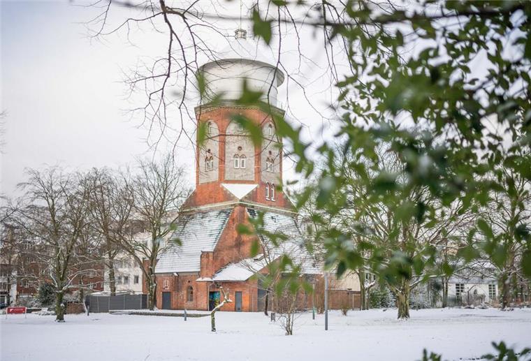 Schnee in Bremerhaven - das kommt gar nicht mal so oft vor. Dieses Bild vom Wasserturm in Lehe stammt aus dem Januar 2024.
