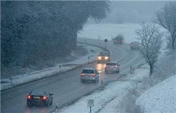 Schnee und Glatteis behindern den Verkehr im Norden. Die Polizei gibt Hinweise für das richtige Fahrverhalten.