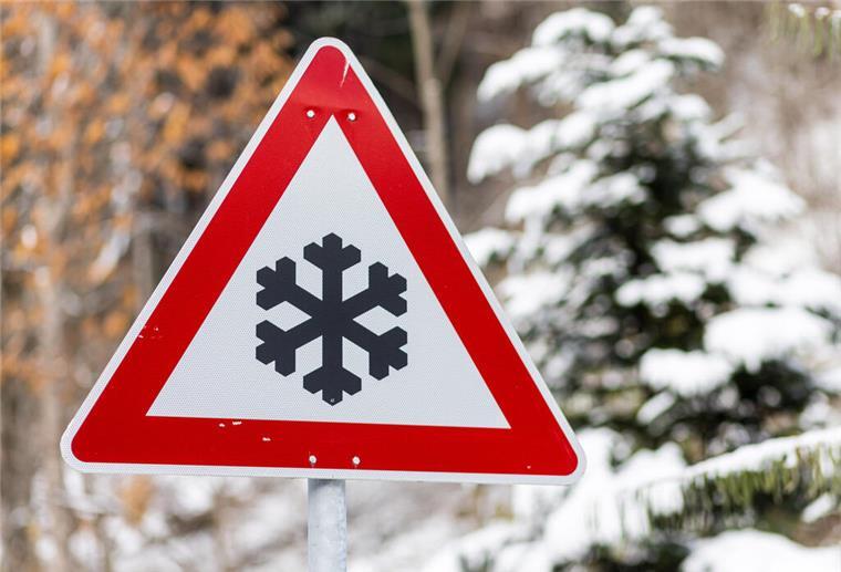 Winterchaos im Landkreis Cuxhaven: Über ein Dutzend Unfälle gemeldet Ein Straßenschild 113 STVO ("Schnee- oder Eisglätte") steht neben der Schauinslandstraße.