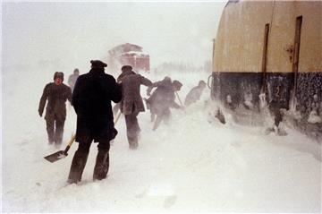 Schneechaos im Cuxland im Winter 1978/79: Bei Cappel-Midlum schaufelten Menschen die eingeschneiten Bahngleise frei. 