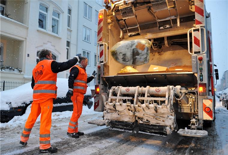 Schneefall und Minustemperaturen erschweren die Arbeit der Müllabfuhr. 