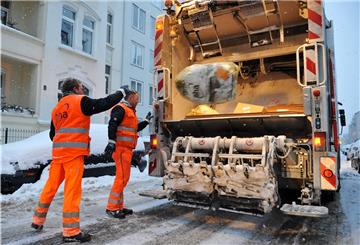 Schneefall und Minustemperaturen erschweren die Arbeit der Müllabfuhr. 