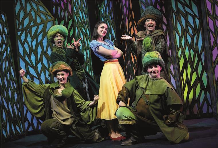 „Schneewittchen“-Musical kommt nach Bremen Schauspieler in Kostümen stehen auf einer Bühne.