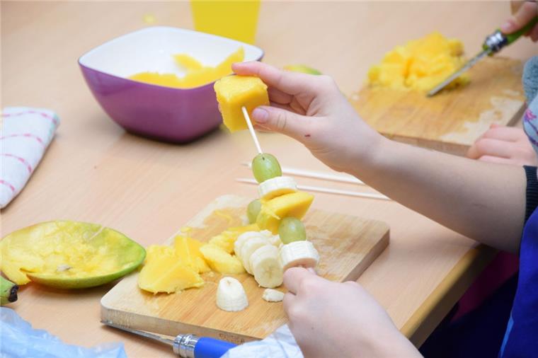 Selsinger Grundschüler haben die Kochmütze auf Schneiden, schälen, zusammenstellen: Obst und Gemüse stehen im Blickpunkt des Ernährungsprojektes in der Grundschule Selsingen.