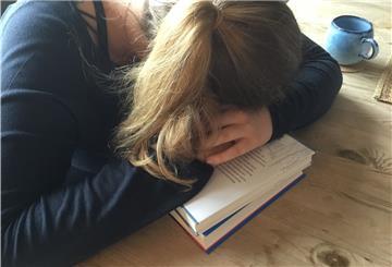 Schnell erschöpft und nach ein paar Seiten im Buch fehlt die Konzentration: Selbst lesen fällt der 26-Jährigen schwer.