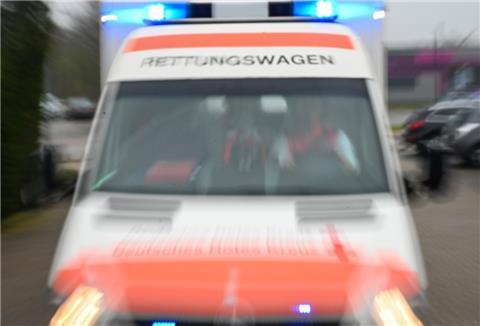 Schnell ging es im Rettungswagen in Richtung des Rotenburger Diakonieklinikums, aber das kleine Mädchen war schneller.