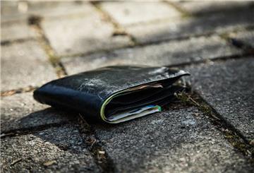 Schnell handeln bei Verlust: Wenn das Portemonnaie im Urlaub verloren geht, sollten Zahlungskarten umgehend gesperrt werden.