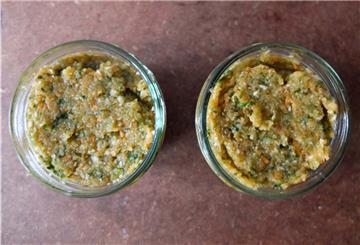 Schnell und frisch und lecker: Die selbstgemachte Gemüse-Würzpaste.