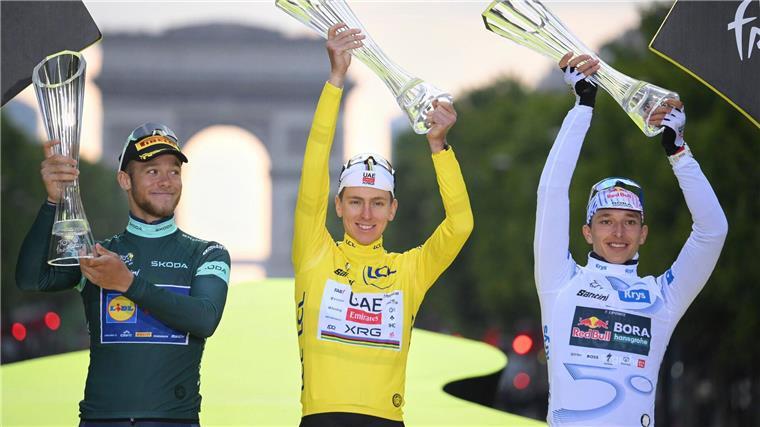 Mit dem Rennrad fast der Schnellste Schneller als Florian Lipowitz (rechts) waren Gewinner Tadej Pogacar (Mitte) aus Slowenien und der Zweitplatzierte Jonas Vingegaard aus Dänemark (links).