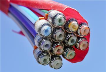 Schnelles Internet über reine Glasfaserleitungen: Unternehmen und Privatleute benötigen Bandbreite.