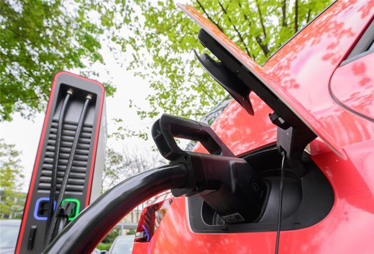 E-Auto an einer Schnellladesäule