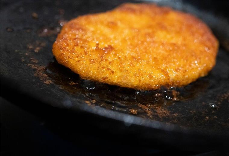 Heißt das bald nicht mehr Schnitzel? EU plant Namensverbot für vegane Produkte Ein veganes «Schnitzel» liegt in einer Pfanne.