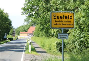 Schnurgerade führt die Seefelder Straße auf die Gaststätte zu. Mit unterschiedlichen Methoden sollen Unfälle künftig verhindert werden.