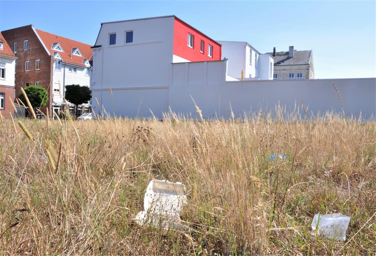 Vermüllte Freifläche mitten in Nordenham Müll liegt auf der verdorrten Wiese an der Bahnhofstraße in Nordenham.