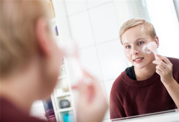Weniger ist mehr: So gelingt die Hautpflege in fünf einfachen Schritten Eine weibliche Person wäscht ihr Gesicht.