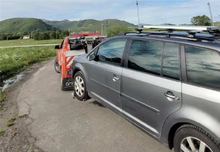 Schöne Landschaft, unschönes Erlebnis: Der Wagen des jungen Skandinavien-Fahrers Yannick Szabó aus Bremerhaven bliebt in Nordnorwegen liegen, musste abgeschleppt werden. Das Ende der Traumreise drohte.