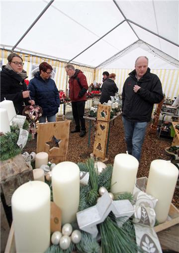 Schönes und Nützliches für die Adventszeit gab es auf dem Weihnachtsmarkt in San...