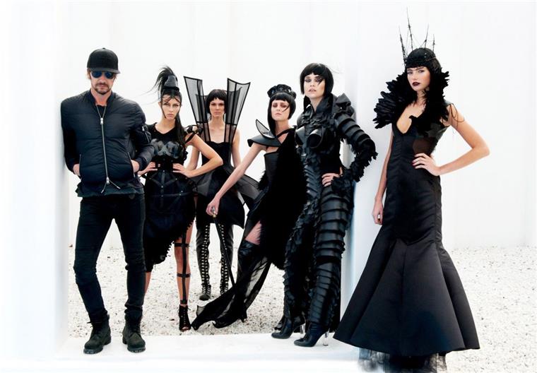 GNTM: Wird Maja heute schachmatt gesetzt? Schönheiten in Schwarz: Das Team von Thomas Hayo (von links) – bestehend aus Serlina, Lynn, Maja (4. von links), Sabine und Celiné – muss sich gegen das Team von Michael Michalsky durchsetzen.