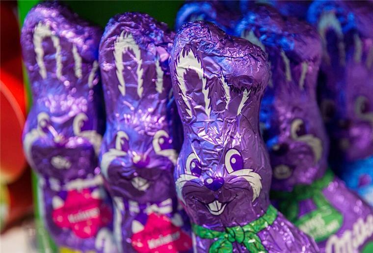 Schokoladen-Osterhasen von Milka stehen derzeit in vielen Supermarktregalen - das gefällt nicht allen.