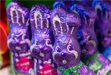 Schokoladen-Osterhasen von Milka stehen derzeit in vielen Supermarktregalen - das gefällt nicht allen.