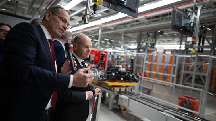 Scholz sieht die deutsche Autoindustrie für den globalen Wettbewerb gerüstet. 