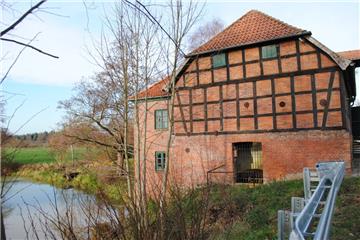 Schon 1497 wurde die Wassermühle Deelbrügge erstmals erwähnt. Das heutige Gebäude wurde um 1850 erbaut und steht unter Denkmalschutz. Nun soll das Technikdenkmal für seinen Betrieb einen Wiederanschluss an die Lune erhalten. 