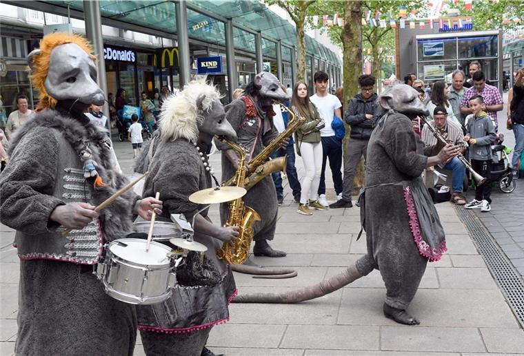 Die Rattenband vom Theater Paspartout spielt in der Fußgängerzone.