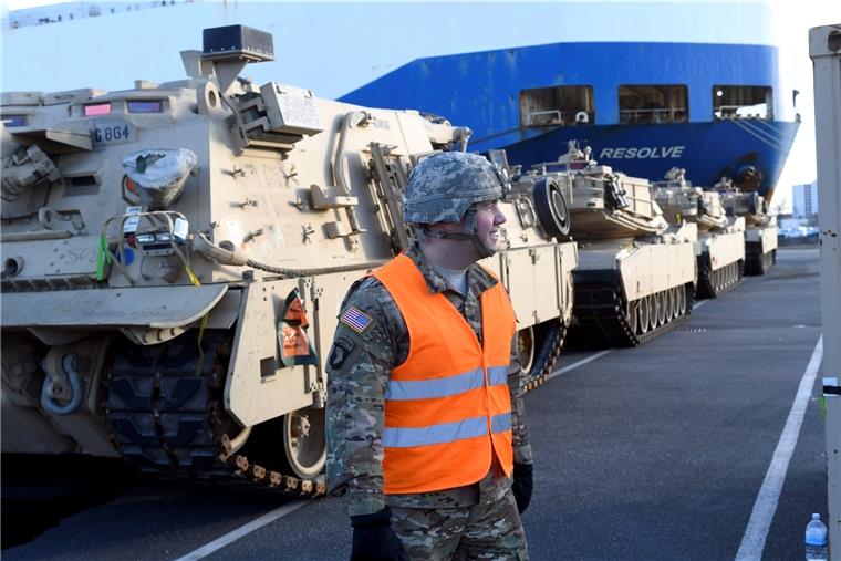 „Defender Europe“: Kaiserhafen wird zur Drehscheibe fürs US-Militär Schon 2017 wurden über Bremerhaven Gerätschaften des US-Militärs für ein Manöver transportiert.
