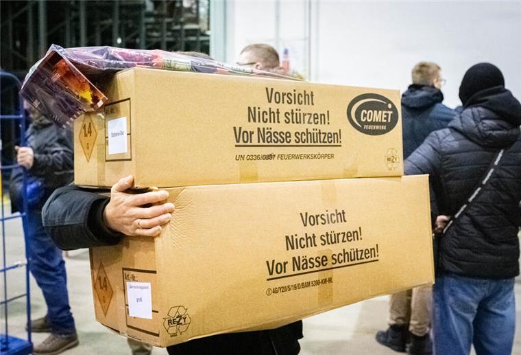 Schon 2022 standen die Kunden Schlange, um günstig Feuerwerk bei Comet zu ergattern.