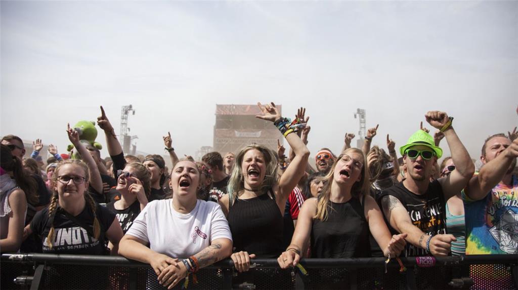 Schon ab Mittag feierten die Deichbrand-Fans ihre Lieblingsbands auf dem Infield...