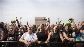 Schon ab Mittag feierten die Deichbrand-Fans ihre Lieblingsbands auf dem Infield...