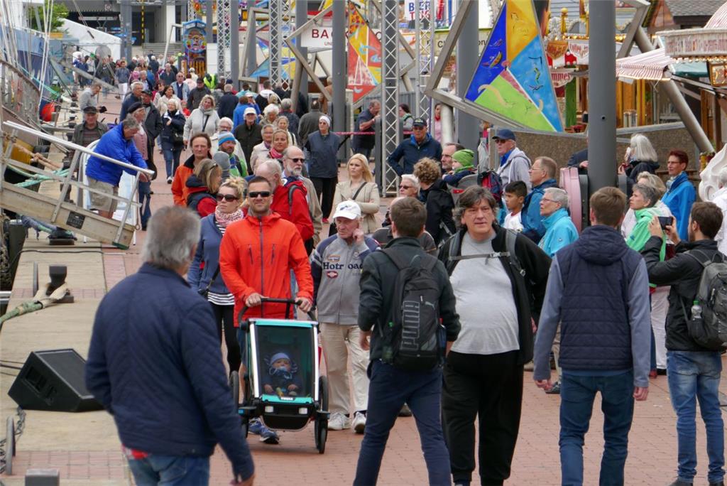 Schon am ersten Tag des Seestadtfestes wagten sich einige Besucher in den Neuen Hafen. Foto: Scheschonka