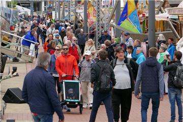 Schon am ersten Tag des Seestadtfestes wagten sich einige Besucher in den Neuen Hafen. Foto: Scheschonka