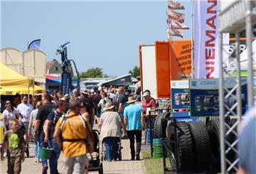 Schon am Freitagvormittag strömen viele Besucher zur Tarmstedter Ausstellung.