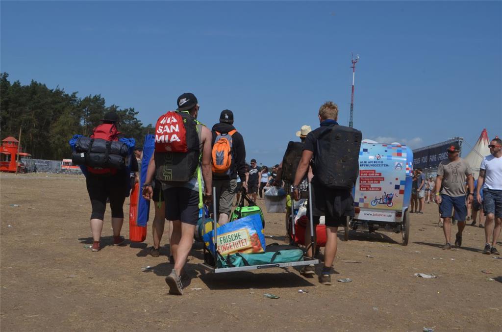Schon am Mittag ziehen die ersten Festivalbesucher zu ihren Autos. Foto: Oversch...