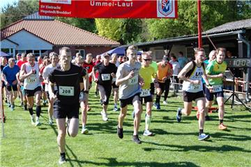 Schon beim Start des Zehn-Kilometer-Laufes war der Sieger Marcel Frank von der LAV Zeven (Dritter von rechts) ganz vorne dabei.