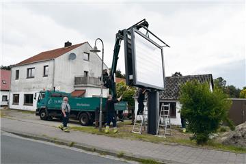 Schon das Aufstellen der Reklametafel durch Mitarbeiter der Firma Möller aus Kiel hat in Drangstedt für Aufsehen gesorgt. Seither will keine Ruhe aufkommen im Ort. Es hagelt Kritik an der rund drei Meter hohen Anlage, die an der Hauptstraße postiert ist.