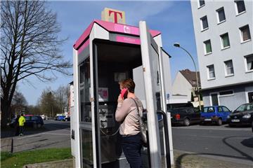Schon ein seltener Anblick: Die Telefonzelle in der Grashoffstraße an der Ecke Bülkenstraße. 